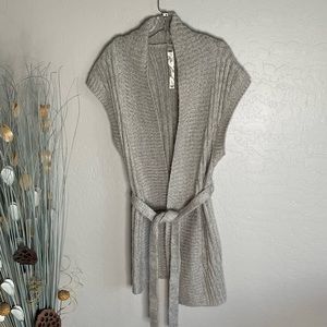 Women’s tie sleeveless sweater vest in grey blend. Size Medium